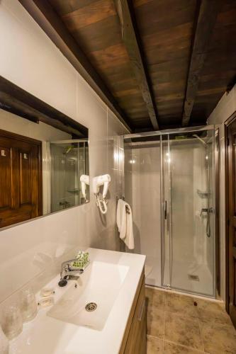 a bathroom with a sink and a shower at Casa Rural Generosa in Tresgrandas