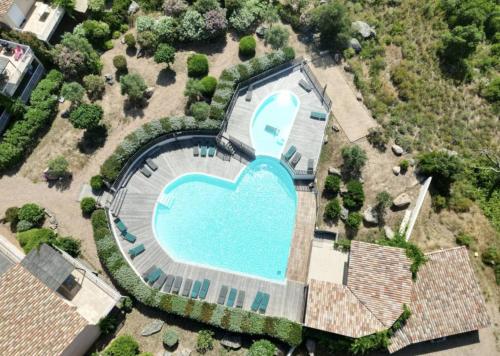 une vue aérienne d'une piscine dans une maison dans l'établissement Villa 3 chambres dans résidence avec piscine, à Porto-Vecchio