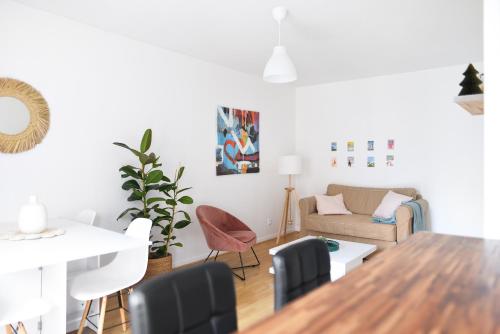 un salon avec une table et un canapé dans l'établissement T2 cosy à 2 pas de la Garonne - Parking privé, à Toulouse