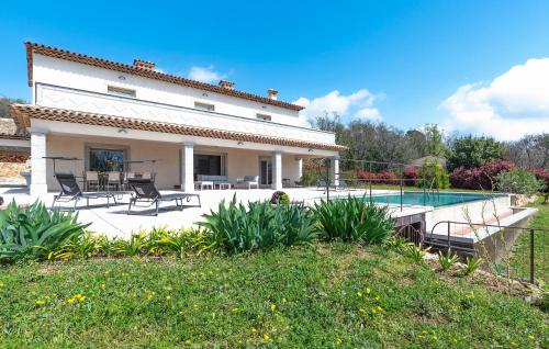 a house with a swimming pool in the yard at Splendide Villa Avec Piscine in Saint-Cézaire-sur-Siagne