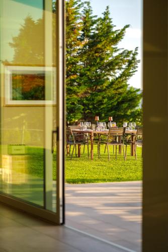 a view of a table with chairs in the grass at Retrocantina Antonelli in Montefalco