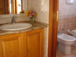 een badkamer met een wastafel en een toilet bij S'Arenarju in La Caletta
