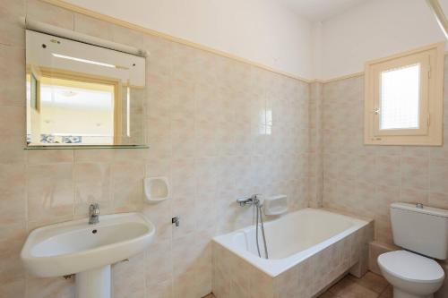 Un baño de Seaview Getaway with Pool & Panoramic Views