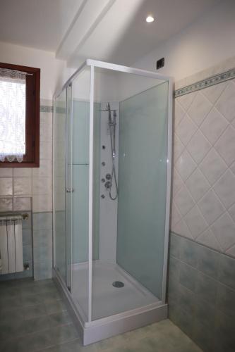 eine Dusche mit Glastür im Badezimmer in der Unterkunft La Casa del Vicolo in Toscolano-Maderno
