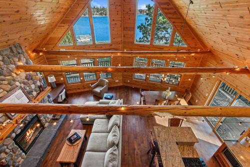 Ruang duduk di Lake Camelot Cabin