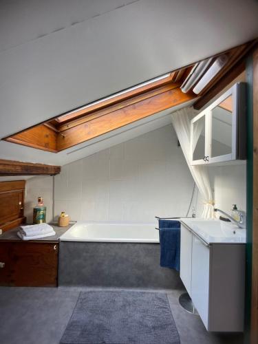 une salle de bain avec une baignoire et un lavabo dans l'établissement Duplex - Butte aux Cailles, à Paris