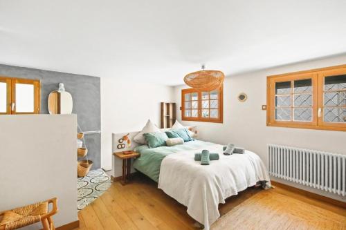 une chambre avec un lit et une table dans l'établissement Chic Cabin - Terrace with sea view, beaches, au Pradet