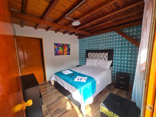 a bedroom with a bed in a room at Hostal la Divisa Salento in Arrayanal