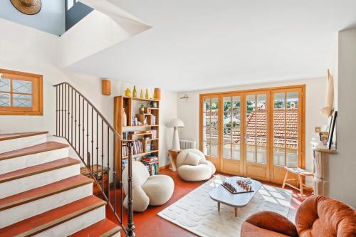 un salon avec un escalier et une table dans l'établissement Chic Cabin - Terrace with sea view, beaches, au Pradet