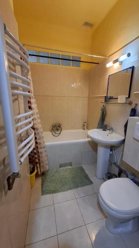 Koupelna v ubytování Piac Kuckó Apartman