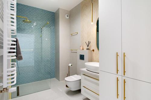 a bathroom with a shower and a toilet and a sink at Aparts Care Beztroski Apartament Ku Morzu in Sianozety