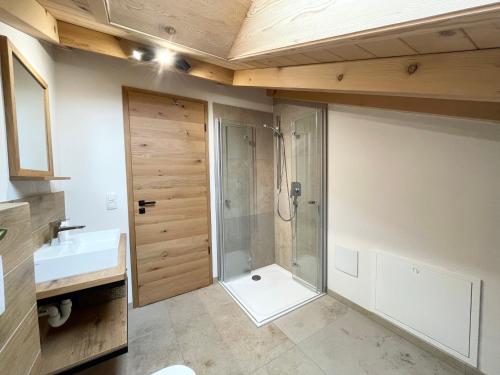 a bathroom with a shower and a sink at Ferienwohnung Kirmaier in Schwangau