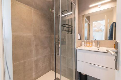 une salle de bain avec douche et lavabo dans l'établissement 1 Min Opera - AC - Authentic Parisian Experience, à Paris