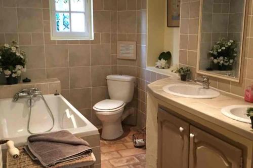 une salle de bain avec une baignoire, des toilettes et un lavabo dans l'établissement MAS PILY, à Saint-Rémy-de-Provence