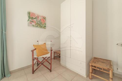 a dining room with a chair and a table at La Palazzina nel Verde - Goelba in Campo nell'Elba