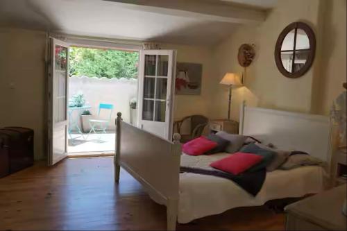 - une chambre avec un lit doté d'oreillers rouges dans l'établissement MAS PILY, à Saint-Rémy-de-Provence