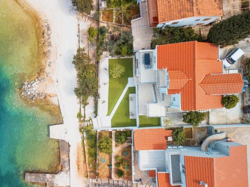 Villa NOVA LUX, new-build beachfront