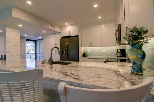 Nhà bếp/bếp nhỏ tại Mariner Pointe 732