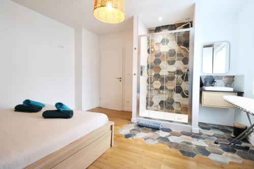 a bedroom with a bed and a wall of rocks at Génial T4 90m2 cosy&clim 3 CHB 2 SDB - tram 5min du centre de Strasbourg in Strasbourg