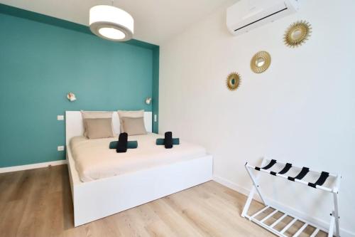 a bedroom with a white bed and a blue wall at Génial T4 90m2 cosy&clim 3 CHB 2 SDB - tram 5min du centre de Strasbourg in Strasbourg