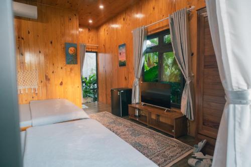 Μια τηλεόραση ή/και κέντρο ψυχαγωγίας στο Homestay Nhà Bên Suối