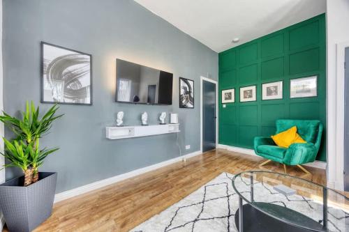 a living room with a green accent wall at 2 Bedroom in the Heart of Loch Lomond in Balloch