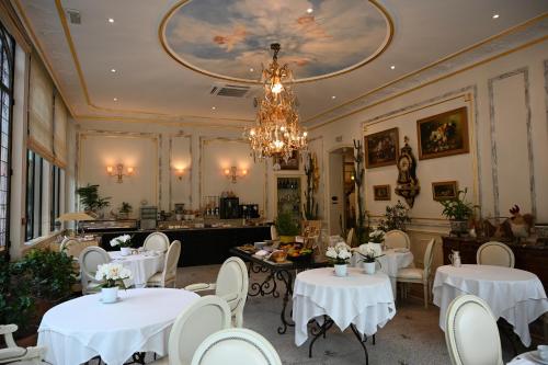 Restaurace v ubytování Hôtel La Villa Eugene