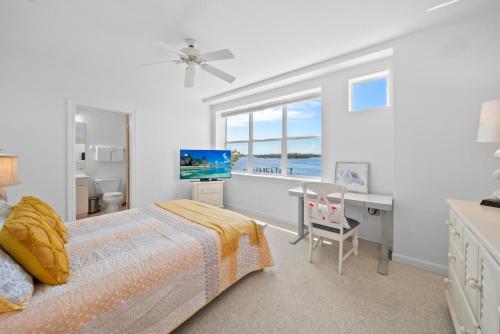 Ένα ή περισσότερα κρεβάτια σε δωμάτιο στο Woodring Bayhouse