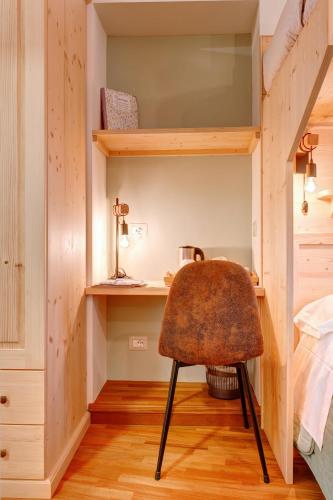 Habitación con escritorio y silla en un dormitorio. en Al San Michele, en Stresa