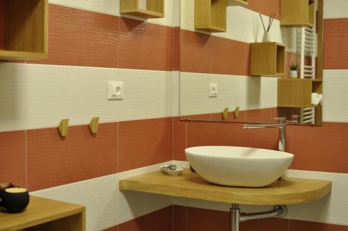 a bathroom with a bowl sink on a wooden counter at Hotel Miramonti in Castel del Monte