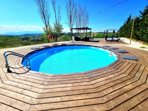 una piccola piscina con scale intorno di Chalet Collalto con Piscina a Cerratina