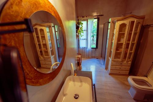 ein Badezimmer mit Waschbecken und Spiegel in der Unterkunft Casa Jazmín - Brisas del Lago in Puerto Bossetti