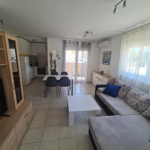 Apartment Elena with free parking and terrace