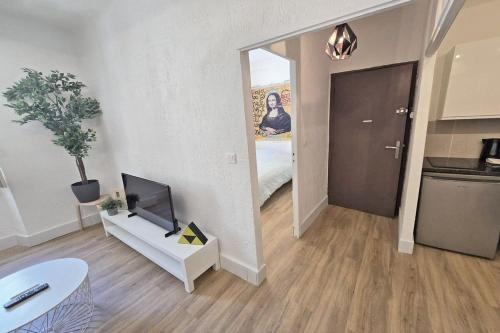 un salon avec une télévision sur une table blanche dans l'établissement GregBnb - Appartement 1 chambre 39 m2 - Est, à Toulon