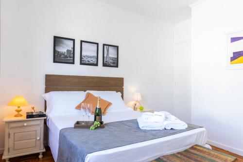 a bedroom with a bed and a table with towels at Casa aconchegante com 4 quartos na Vila Madalena in Sao Paulo