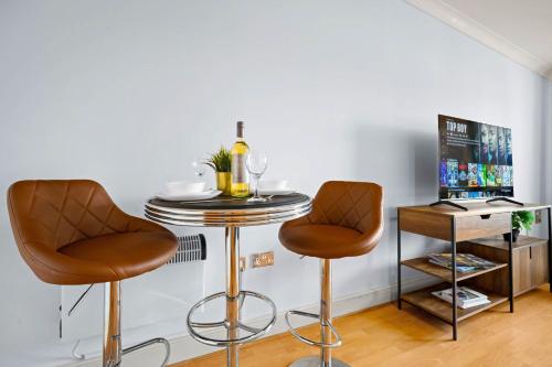 a small table and two chairs in a room at Modern Apartment - City Centre - Smart TV & Netflix 302Q in Birmingham
