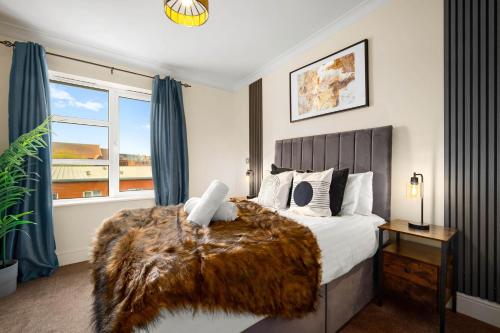 a bedroom with a bed with a faux fur blanket on it at Modern Apartment - City Centre - Smart TV & Netflix 302Q in Birmingham