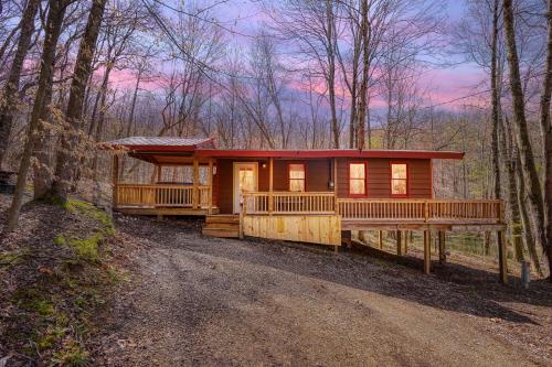 a cabin in the woods on a dirt road at Wyandot Woods - Firefly in Laurelville