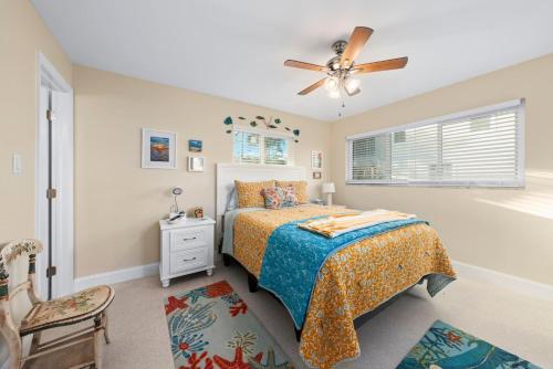 ein Schlafzimmer mit Bett und Deckenventilator in der Unterkunft Peace, Love & Shells in Sanibel