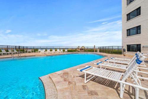 Bazén v ubytování Seaside 2br Condo In New Smyrna Beach, Balcony nebo v jeho okolí