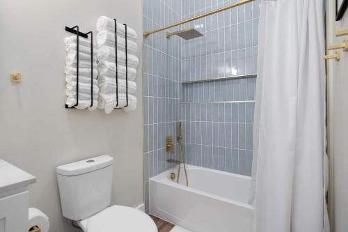 Ένα μπάνιο στο Modern Lake House 3 Blocks From The Lake!