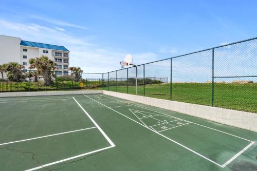 Tenis a/nebo squash v ubytování Seaside 2br Condo In New Smyrna Beach, Balcony nebo okolí