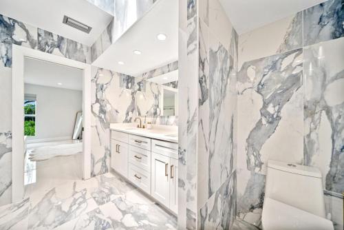 un baño con lavabo e inodoro en Greek Villa Isle, en Sanibel