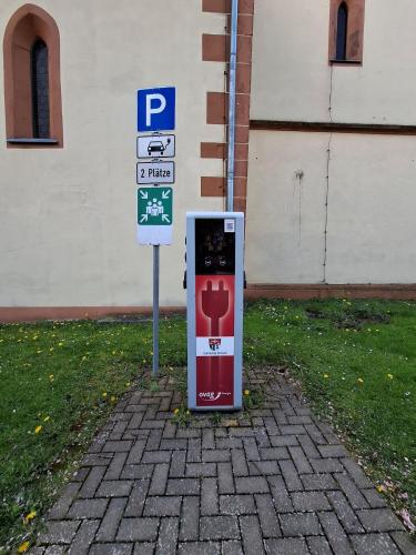 a parking meter sitting next to a parking sign at Landhotel Solmser Hof GbR in Echzell