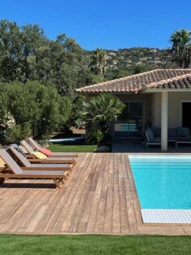 - une piscine avec des chaises longues à côté d'une maison dans l'établissement Villa Fiori Porto Vecchio avec piscine privée, à Porto-Vecchio