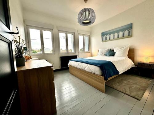 カイユー・シュル・メールにあるLe cabestan en Baie de Somme 700m de la plage phoquesの窓のある部屋にある大きなベッドのある寝室