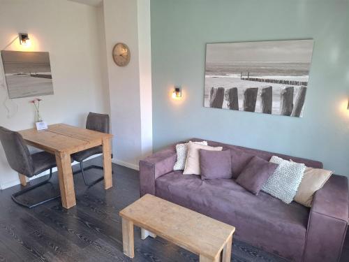 Et opholdsområde på Appartement vlakbij centrum en strand