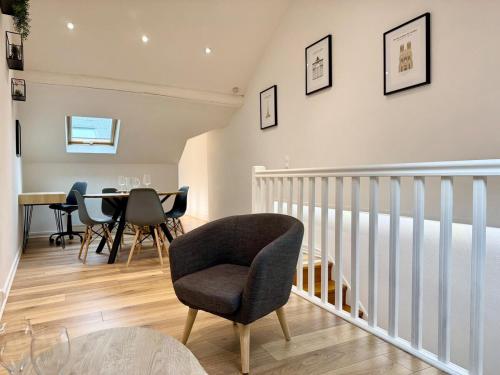 un salon avec une chaise et une table dans l'établissement Les Arches de Vesle à Reims, à Reims