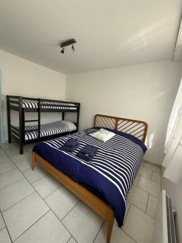 - une chambre avec un lit et deux lits superposés dans l'établissement Maison à côté de la Plage Le Moulleau Arcachon, à Arcachon