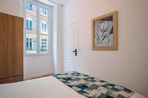 une chambre avec un lit et un tableau au mur dans l'établissement ICONIC AP4460 By Riviera Holiday Homes, à Nice